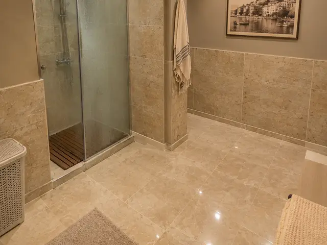 Mermer kaplı duş kabini ve temiz havlu — Yeşilköy, Masaj Salonun